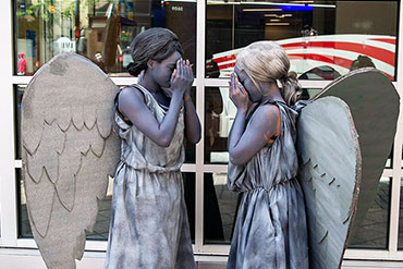 Angels pray on Peachtree