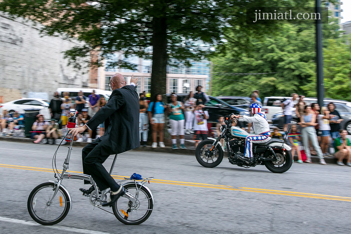 Excellent Panning at Dragon Con parade