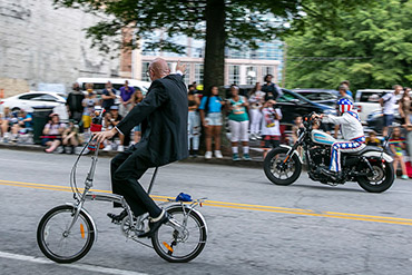 Excellent Panning at Dragon Con parade